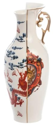 Vaso in Porcellana Ø Cm.14 H.32,5 Hybrid-Adelma | Ø Cm.14 H.32,5La collezione Hybrid si ispira ai motivi decorativi tradizionali dell'Occidente da un lato e dell'Oriente dall