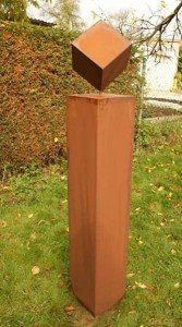 Gartendekoshop24 – Gartendeko Rost Säule, 125 cm, mit Rost Würfel. Robuste, dekorative Garten Säule aus Metall für draußen. Dekorative.