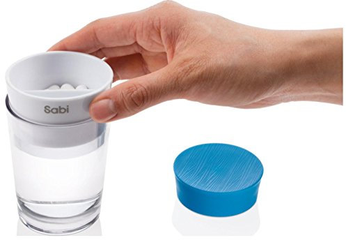 Sabi Design Pillendose mit integriertem Trinkglas Sabi Carafe