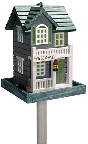 dobar 25303FSC Buntes Vogelfutterhaus Welcome - Vogelhaus inklusive Ständer Western Style - Kleine Vogelvilla aus Holz - Vogelfutterstation mit Futtersilo - 18 x 18 x 123 cm - Grün