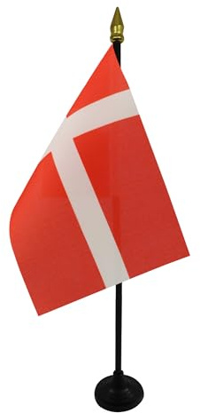 AZ FLAG Tischflagge Dänemark 15x10 cm Polyester 100D Kunststoffsockel | Für innen Dänische Tischflagge Danmark genähte Ausführung mit verstärkten Kanten mit Kunststoffstab und goldene Spitze