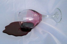 Gefälschtes Glas mit verschüttetem Wein