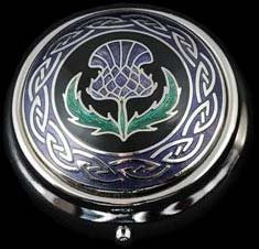 Pillendose mit schottischem Distel-Design Celtic Glass Designs präsentiert ein fantastischen Geschenk aus emailliertem Zinn von Sea Gems. Bestens geeignet als Geschenk zu Weihnachten, zum Valentinstag, Muttertag, zu Ostern, zum Geburtstage, für Jubiläen und mehr. -