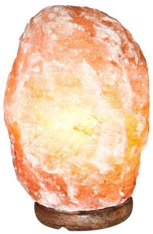 Windworks Salzlampe 3-6 Kg Salt Range Pakistan mit Elektromaterial auf dunklem Holzsockel