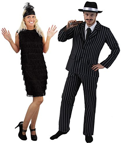Déguisements complets pour couple avec l'homme en tenue de gangster à rayures et chapeau + la femme en robe noire charleston à franges sur le devant et son bandeau à plume. Ideal pour les ambiances criminel des années 20.