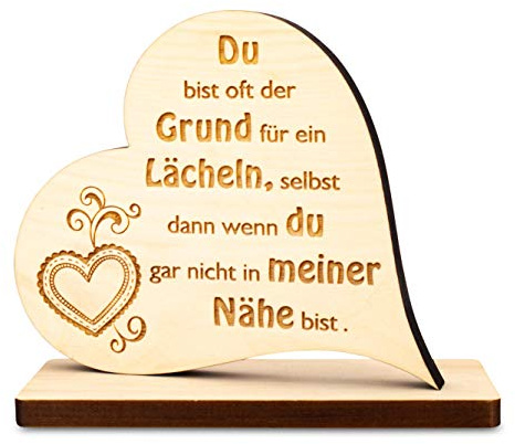 Zirbenherz auf Sockel mit Gravur (Du bist oft der Grund für ein Lächeln)