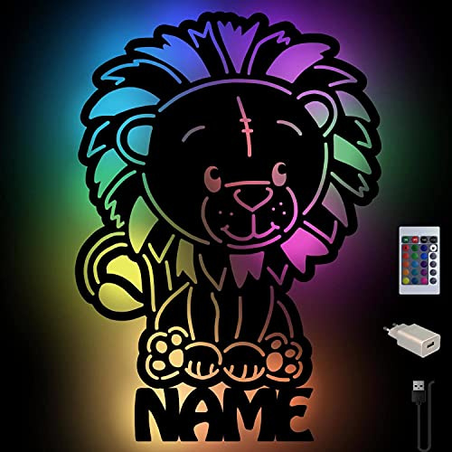 Namofactur personalisierte Löwen-Wandlampe aus Holz mit RGB-Licht | Mit Wunschname – RGB-Farbwechsel per USB und Fernbedienung setzt das Löwenmotiv als Wandlicht im Kinderzimmer in Szene