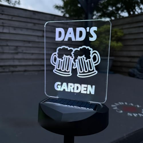 Personalised BBQ King Solar Garden Light – Father’s Day Gift from Kids – Custom LED Outdoor Sign for Dad – Funny Chillin’ & Grillin’ BBQ Decoration. (Beers)