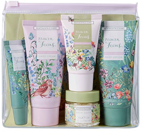 Heathcote and Ivory Flower of Focus - Kit da 50 ml, crema per le mani, lozione per il corpo, crema per i piedi da 30 ml, sali da bagno da 30 g e balsamo per le labbra da 10 ml, cruelty free e vegano