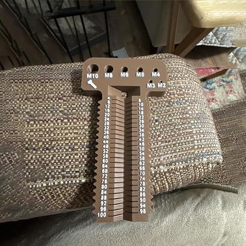 Herramienta de medición de tornillo impresa en 3D con caras en relieve y lisas para una medición precisa de tamaños de tornillo construidos a partir de material PLA (marrón)