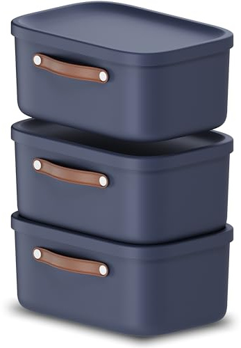 Rotho Maloja Aufbewahrungsbox mit Deckel 3er-Set 12 L Kunststoffbox Blau | Aufbewahrungsboxen, Stapelboxen mit Deckel, Griffe, 3er-Set für Spielzeug, Kleidung und Zeitungen, pflegeleichter Kunststoff