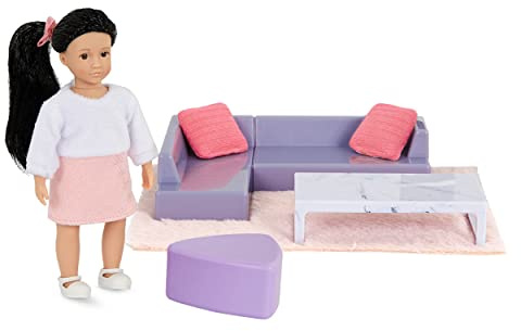 Lori - Yuni's Gemütliches Sofa Set - Mini-Puppe & Spielzeug-Wohnzimmermöbel - 15 cm Puppe & Puppenhauszubehör - Sofa, Pouffe, Tisch, Teppich, Kissen - Spielset für Kinder - 3 Jahre +