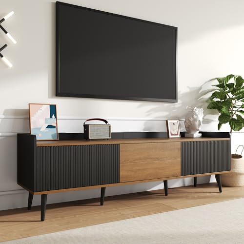 Azkoeesy TV-Schrank 160x39x49,5 cm im 3D-Streifen und Holzmaserung-Design, 3 Türen, Fallschutzzaun, Kompakte Konstruktion für Wohnung | Mietwohnungen | Hotel (Schwarz und Natur)