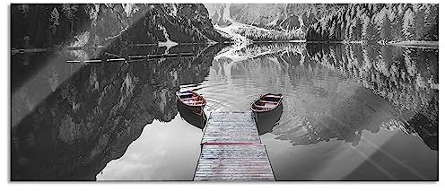 Pixxprint Glasbild Panorama, Wandbild aus Echtglas, Boote am Steg des Pragser Wildsee B&W Detail, 100x40 cm, inkl. Aufhängung und Abstandshalter