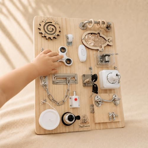 Tiny Nomads Montessori Busy Board aus Holz | Motorikbrett mit 15 Aktivitäten | Activity Board fur Kleinkind Beschäftigungsbrett Sensorik Lernspielzeug reisespielzeug Aktivitätsbrett