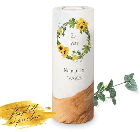 MOMENTU® Taufkerze personalisiert Holzelement Sonnenblumen Ø8 x 20 cm - [Teelichteinsatz] Taufgeschenk für Jungen und Mädchen, Sonnenblumenkranz, Spruch, selber machen gestalten, nachhaltige Rohstoffe