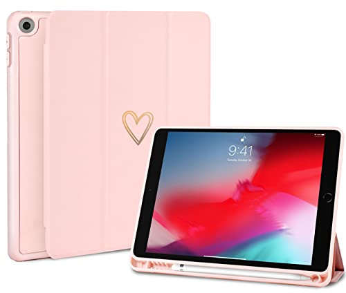 Fycyko Hülle Kompatibel mit iPad 9./8./7. Generation 2021/2020/2019 Hülle mit Stifthalter, Frauen Mädchen Herzmuster SchutzHülle für iPad 10,2 Zoll -Rosa