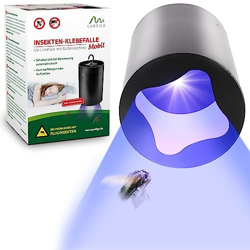 GARDIGO Insektenfalle mit UV-Licht, Gelbsticker, Batteriebetrieb | Mobile Mückenfalle mit Dämmerungssensor und austauschbaren Klebestreifen für Mückenschutz.