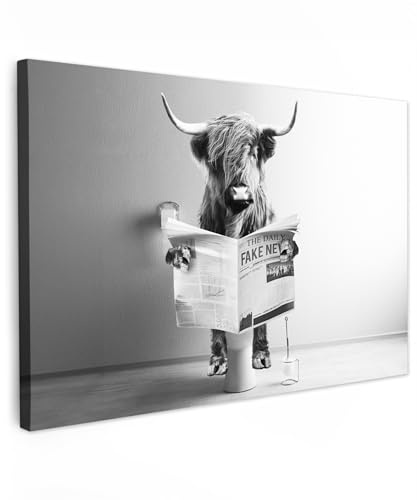 MuchoWow© Leinwand Bilder Groß XXL Wanddeko Wohnzimmer Aesthetic Room Decor | 120x80 cm - Deko Zimmer Wandbilder Modern Fotogeschenke Toilette - Zeitung - Schottisches Hochlandrind - Schwarz und Weiß