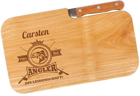 Herz & Heim® Angler Brettchen personalisiert mit Gravur – Brotbrett aus Erlenholz mit integriertem Messer – Schneidebrett mit Name als Geschenk für Angler
