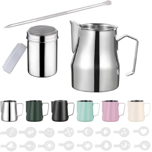 Zuquik 750ml Milchkännchen Edelstahl, Milchkanne Barista mit Messung Mark 24oz,Milchschaumkännchen mit Kakaostreuer, 16 Latte Art Schablonen & Pen für Cappuccino und Espresso, Grundfarbe