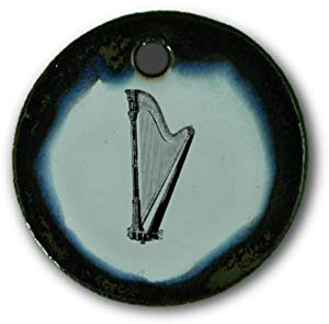 Schöner Keramik-Anhänger „Harfe“ in braun-blau-grün marmoriert; Schmuck Kette Kettenanhänger Geschenk Kunsthandwerk Keramik rund Talisman Halskette Aufmerksamkeit Mitbringsel individuell