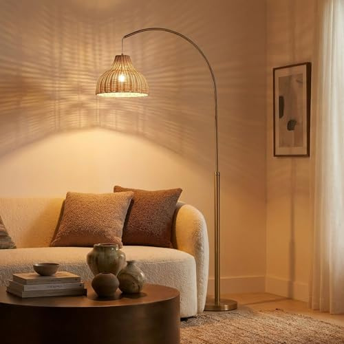 Brightech Lark Arc - Lámpara de pie Pantalla de mimbre colgante única para sala de estar - El estilo de ratán combina con Boho y otras decoraciones - Arqueándose sobre el sofá desde atrás