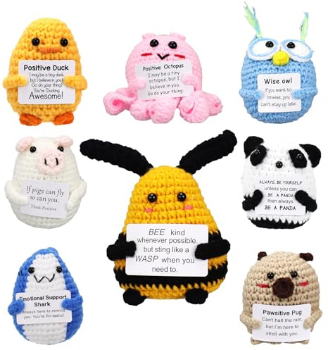 8 Stk. Positive Mutmacher Figuren Set – Handgemachte Häkelpuppen mit Motivationskarten – Süßes Schwein Hai Ente Oktopus – Lustige Schreibtisch Deko & Stressabbau Geschenk für Freunde & Kollegen