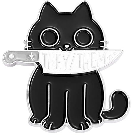 Épingle à pronom LGBTQ - Chat - She They/He Him/They Them/She Her/He They They Genre Identity - Chat noir avec couteau - Épingles de fierté pour défilé de fierté - À porter au quotidien - Sac à dos