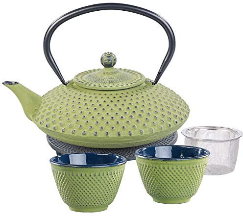 Rosenstein & Söhne Asiatisches Teeset: Asiatische Teekanne, Untersetzer und 2 Becher aus Gusseisen, olivgrün (Tee Set asiatisch, Gusseisenteekanne, Isolierbecher)