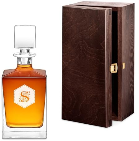 Maverton Whisky Karaffe mit Gravur 810 ml - graviertes Whiskey Dekanter mit Namensgravur für Frauen - Whisky Glaskaraffe - Whiskyflasche für Whiskygenießerin - Initiale