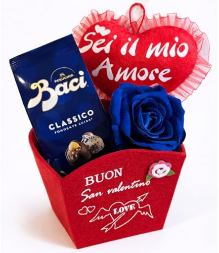 Regalo Cuscino a cuore Se il mio Amore 20cm - Cestino in Feltro Rosso 14cm con Cioccolatini Baci Perugina 150g e Rosa Eterna Blu - Idea Regalo San Valentino/Uomo/Donna
