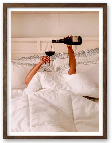 EcoHest Arte de pared enmarcado con diseño de mujer bebiendo vino en la cama, color nogal, 12 x 16 pulgadas, arte feminista de madera de roble con alcohol, arte moderno para adolescentes, niñas, bar