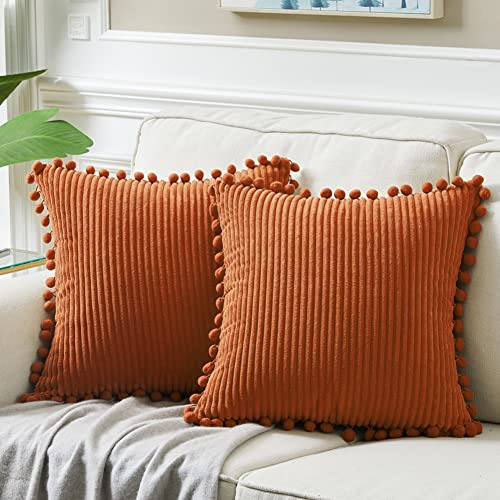 Fancy Homi Lot de 2 Housses de Coussin décoratives carrées avec Pompons en Velours côtelé uni et Doux, pour Salon, canapé, Chambre à Coucher, 50 x 50 cm, Couleur Rouille d'automne, décoration