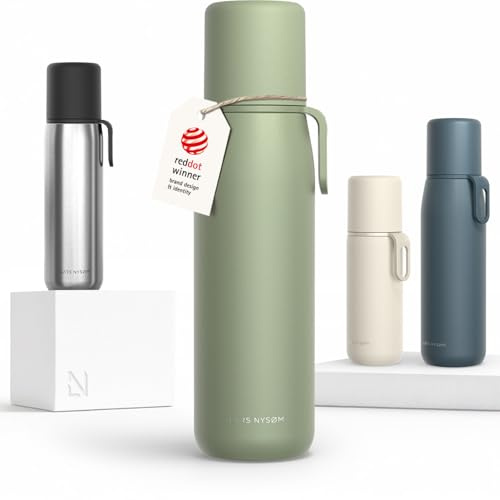 LARS NYSØM Thermosflasche aus Edelstahl - Doppelwandige Isolierflasche mit Becher & Tragegurt, Auslaufsichere Trinkflasche Edelstahl & Thermoskanne für Reisen, Büro & Outdoor (Sage Green, 1000ml)