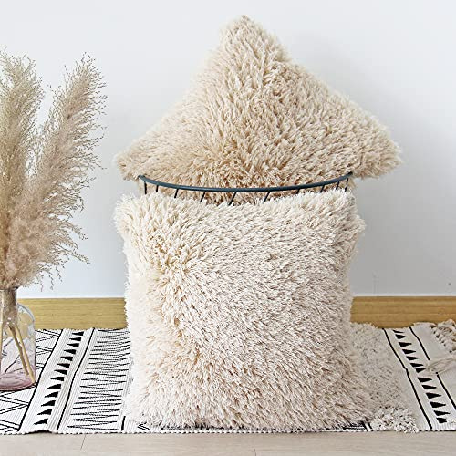 JOJUSIS Lot de 2 Housses de Coussin décoratives de Luxe en Fausse Fourrure Polaire Douce, 45,7 x 45,7 cm, Beige