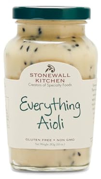 Stonewall Kitchen Everything Aioli, 283g Glas | Würzige Aioli verfeinert mit schwarzem Sesam und Zwiebeln. Der perfekte, geschmackvolle Aufstrich für Sandwiches