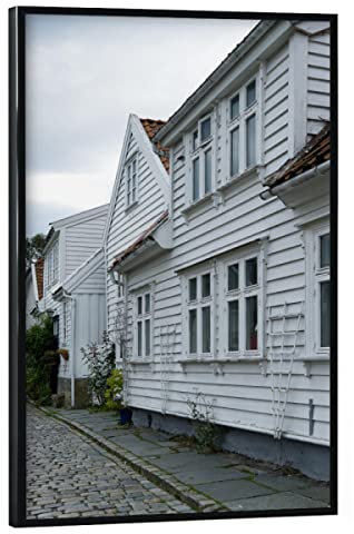 artboxONE Poster mit schwarzem Rahmen 45x30 cm Reise Holzhaus in Gamle Stavanger - Bild Haus historisch holzhäuser