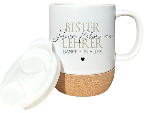 Manufaktur Liebevoll - Lehrer Geschenk Tasse personalisiert mit Namen und Spruch - Dankeschön Kaffeetasse Abschiedsgeschenk (300 ml, Keramik mit Korkboden und Deckel)