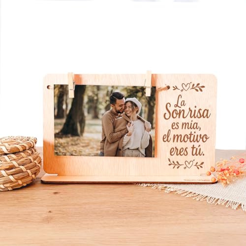 SAQUITOMAGICO Marco de Fotos Personalizado de Madera con Pinzas, Portafotos Original para parejas San Valentin, Regalos Personalizados Cumpleaños, Aniversario o Decoración (sonrisa)