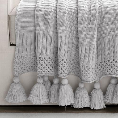 Lush Decor Boho Strickdecke mit Quasten, 152,4 x 127 cm, Hellgrau