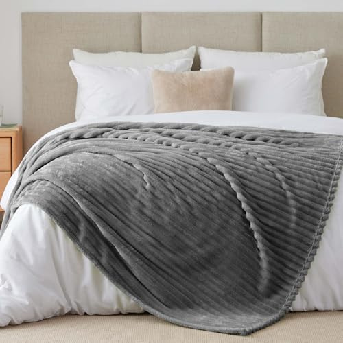 BEDELITE Kuscheldecke Flauschig Deko Decke für Bett, Grau, 230x270 | Extra Große Fleecedecke, Cord Überwurf für Wohnzimmer und Schlafzimmer, weiche Wohndecke, Tagesdecke, das ideale Geschenk