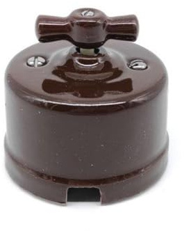 Conmutador de superficie de porcelana marrón con características técnicas F-Bright, ideal para controlar iluminación y mejorar estética.