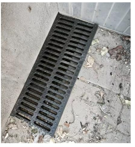 Griglia di scarico rettangolare resistente e copertura per grondaia, antiscivolo, per installazione rapida in giardino, vialetto e prato (50 x 20 x 2,5 cm)
