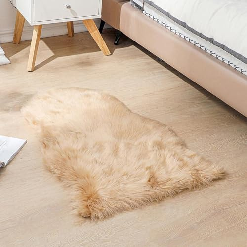 Ruedong Faux Fur Fell Teppich Hellbraun 50x80 cm, Longhair Flauschiger Schaffell Teppich Lammfell Wohnzimmer Weicher Deko Maschinenwaschbar für Schlafzimmer Stühle Sofa
