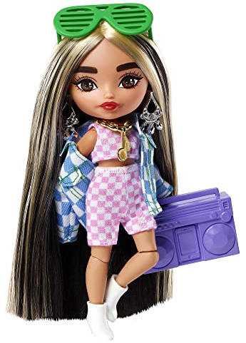 Barbie HGP64 - Extra Minis Puppe (ca 14 cm) trägt Karierte 2-teilige Kleidung und Jacke, mit Puppenständer und Zubehör wie Sonnenbrille und Boombox, Puppen Spielzeug für Kinder ab 3 Jahren