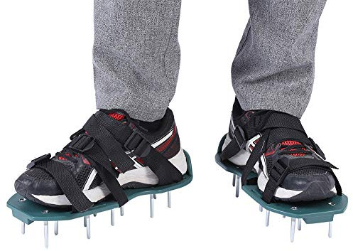 Xyntor Zapatos del aireador de césped con 26 Picos de Hierro | Sandalias de aflojamiento del Suelo para Hierba más Saludable | Sandalias de aireador Ajustable para césped/jardín / (3 Straps)
