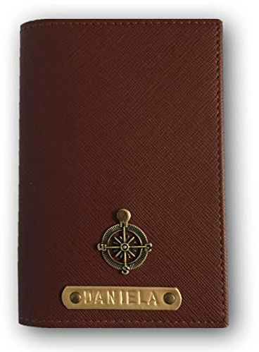 Nessis Manufactur Reisepasshülle personalisiert mit Namensgravur und Symbol, Namen, Reiseetui, Travelwallet, Dokumententasche, Ausweistasche (Dunkelbraun)
