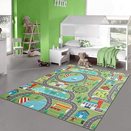 Teppich-Traum Kinderteppich Stadtlandschaft Straßen Grün 200x290 cm | Rutschfest, strapazierfähig, allergikerfreundlich und hautsympathisch, mit Straßen, Häusern, Bergen, Seen und Karussell