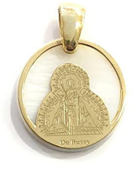 Medalla Virgen de la Cabeza en plata de ley cubierta de oro de 18k y nácar. La Virgen de la Cabeza es una advocación venerada en la Basílica de Nuestra Señora de la Cabeza.20mm